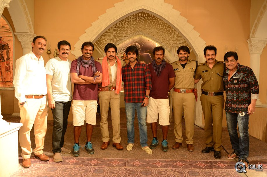Ram-Charan-Meets-Pawan-Kalyan-On-The-Sets-Of-Sardaar-Gabbar-Singh